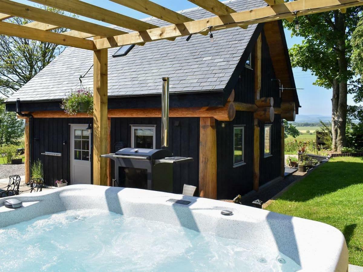 Rowanlea Lodge With Hot Tub Marykirk Bagian luar foto